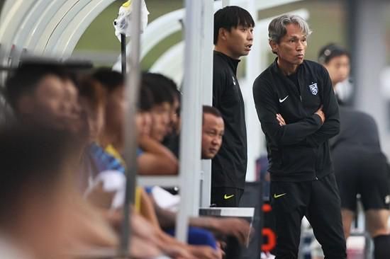 TA：范德贝克的租借合同中含买断条款，费用1100万欧据TheAthletic报道，范德贝克已经前往法兰克福接受体检，即将租借加盟。